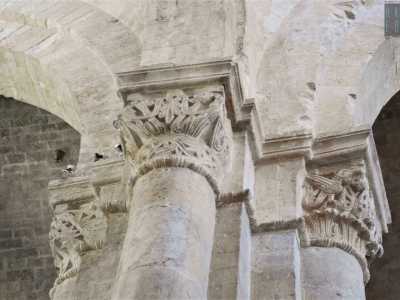 ...accoglie delle colonne dalle decorazioni raffinatissime, con figure umane e vegetali che adornano i tanti capitelli